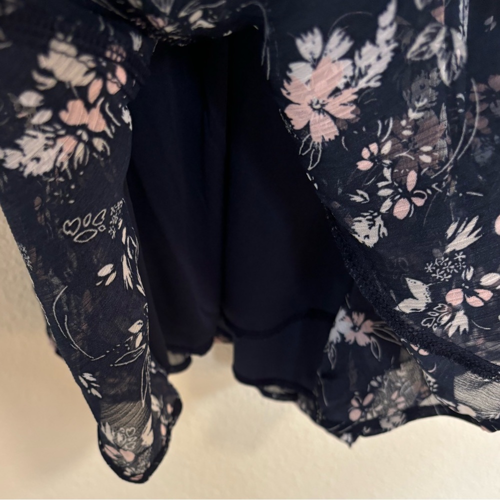 Francesca’s Tracy flutter sleeve navy floral romper - Picture 11 of 16